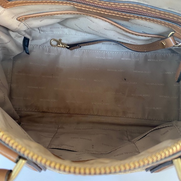 Michael Kors Handbag 🤎 - Picture 9 of 9